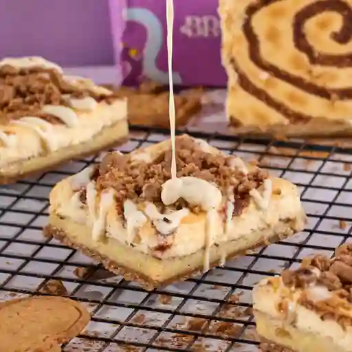 Cinnamon blondie roll