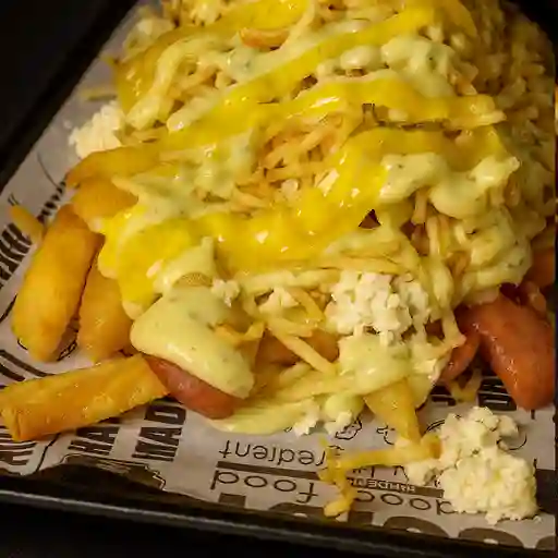 Salchipapa suiza