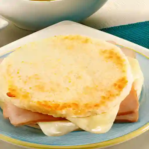 Arepa con Jamón y Queso
