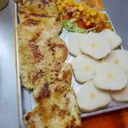 Pechuga a plancha con bollo y ensalada