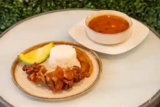 Frijoles con chicharrón