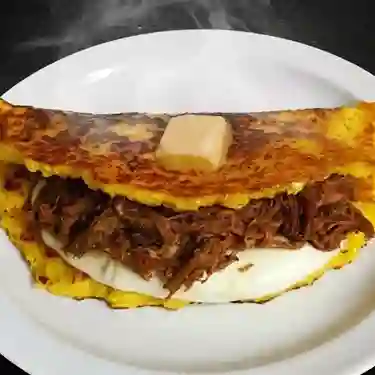 Cachapa con Carne Mechada y Queso