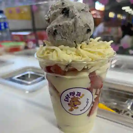 Fresas con crema, queso y helado