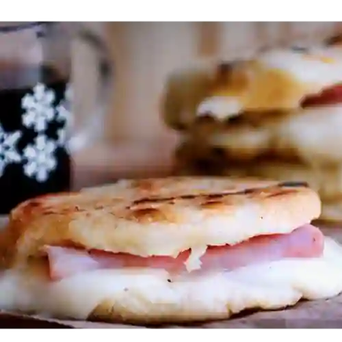 Arepa con Jamón y Queso