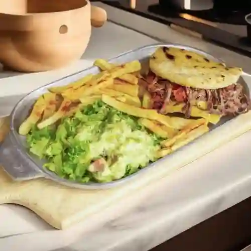 Arepa con Carne Desmechada