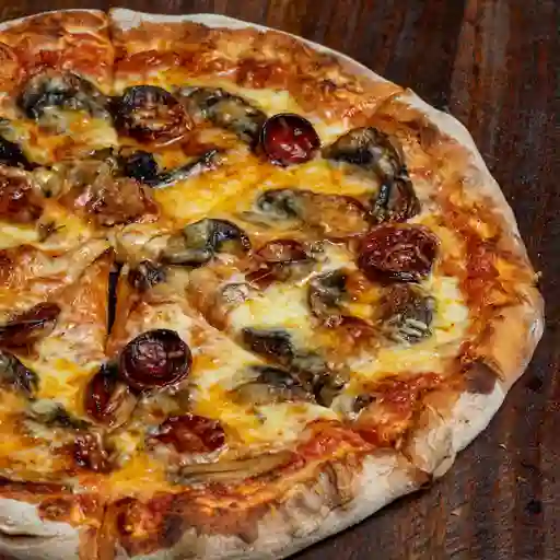Pizza chorizo italiano y cebolla