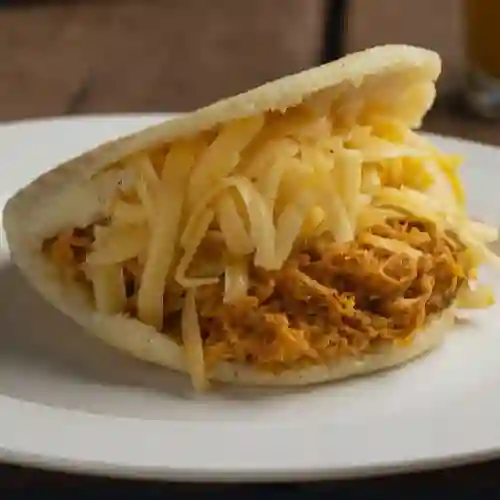Arepa de Pollo Mechado y Queso