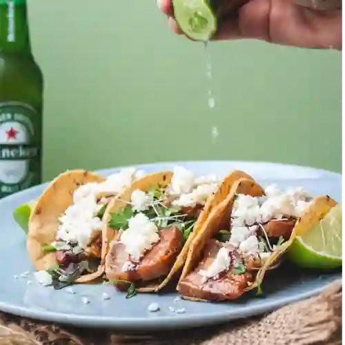 Tacos de Chicharrón con Bbq de Mora