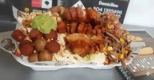 Salchipapa Doble Carne y Chicharrón