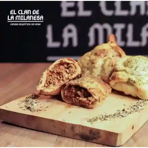 10 Empanadas Argentinas y 2 Coca Cola