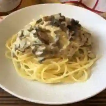 Pasta en Plato Pollo y Champiñones