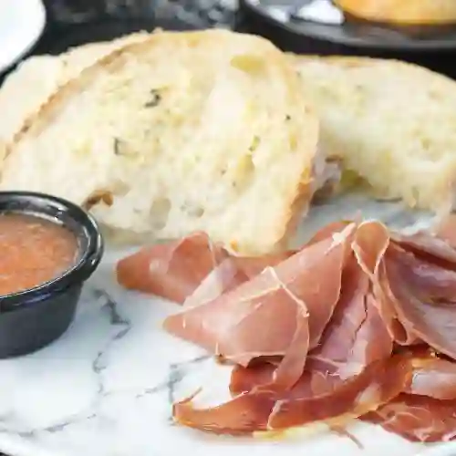 Tumaca con Jamón Serrano