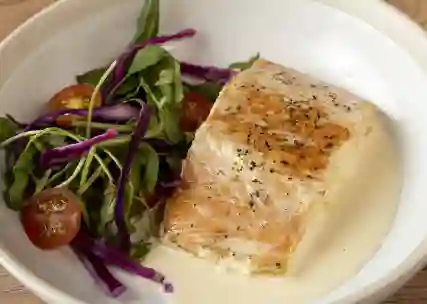 Salmón con Salsa Blanca