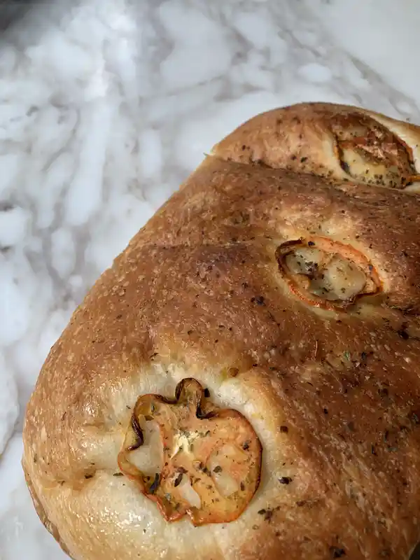 Pan Focaccia Con Rodajas De Tomate Y Oregano