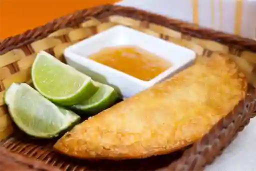 Empanada de Pollo, Queso y Champiñon