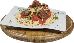 Spaghetti Napolitano con Albóndigas
