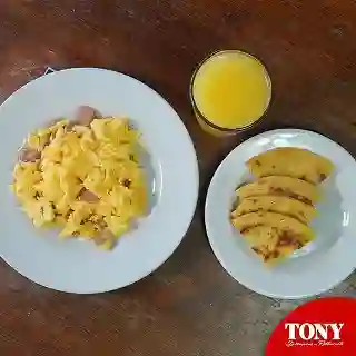 Huevos pericos con salchicha