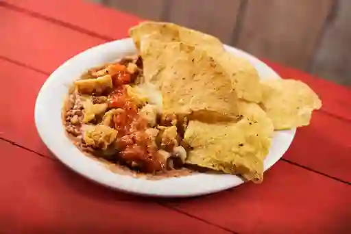 Chips and Beans con Chicharrones