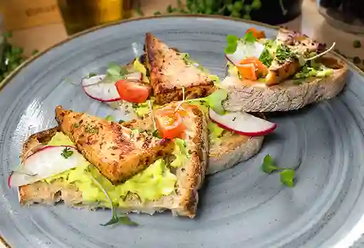 Tostadas con Aguacate