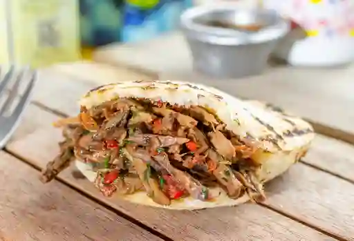 Arepa de Carne Desmechada