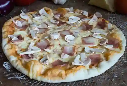 Pizza Champiñón Tocineta + GASEOSA GRATIS