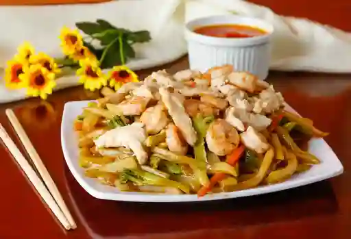 Chop Suey con Pollo y Camarones