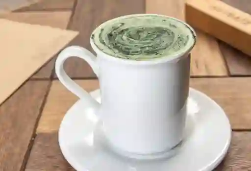 Spirulina Latte en Leche de Almendra Hecha en Casa