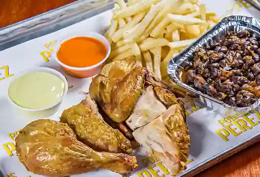 1/2 Pollo + 1 Acompañamiento + 2 Salsas