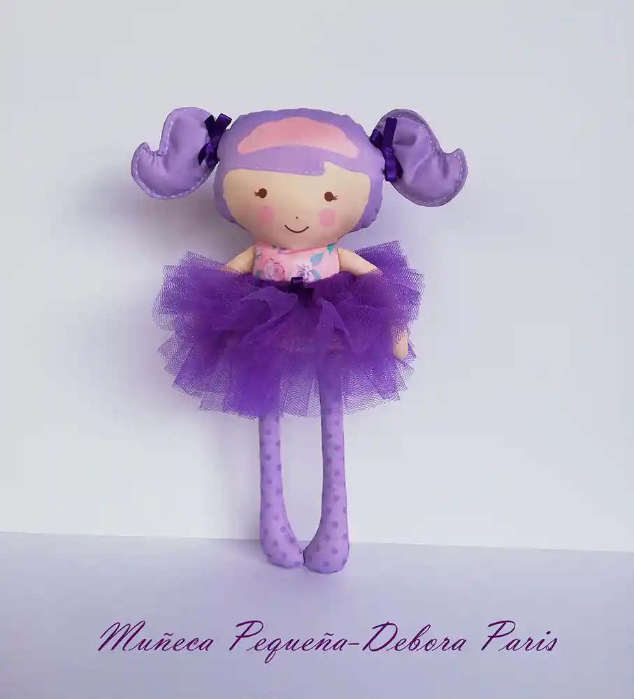 Muñeca pequeña debora paris