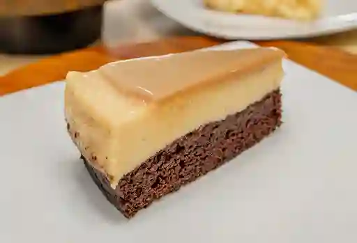 Porción de Torta Chocoflan