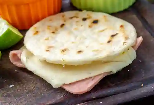 Arepa con Jamón y Queso