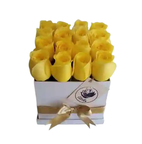 Caja cuadrada blanca con 16 rosas amarillas
