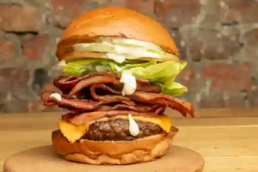 Burger la Mega Bacon.