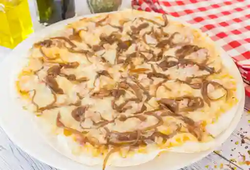 Pizza Cebolla Carmelizada y Tocineta