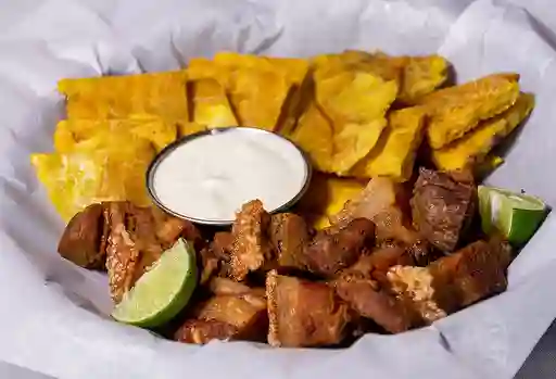 Chicharrón Crocante con Patacón O Yuca y Suero Costeño