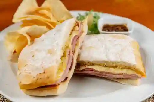 Sándwich Clásico + Papa Chips