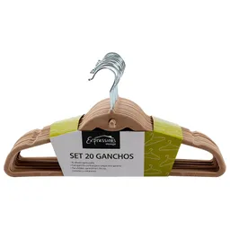 Set de 20 Ganchos Elaborados en Aluminio Resistente. Tienen Acabado Gamuzado. Tienen Gancho Central Para Colgar Otro Gancho. Ideal Para Blusas, Faldas, Pantalones, Corbatas o Cinturones. De Color Beige. Resistentes. Modernos. Suaves al Tacto. Elaborados en China. Sku 672713463313