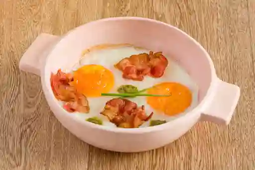 Huevos con Pesto y Tocineta