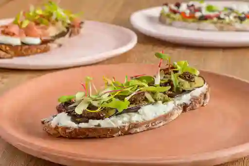 Tostada Stracciatella con Berenjenas Asadas 