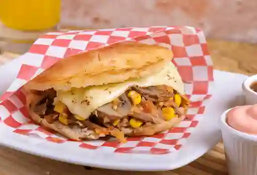 Arepa Desmechada de Carne