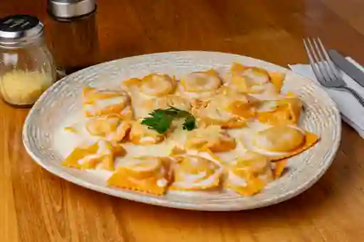 Ravioli Maduro y Queso en Salsa Alfredo