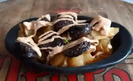 Patatas con Morcilla y salsa Brava