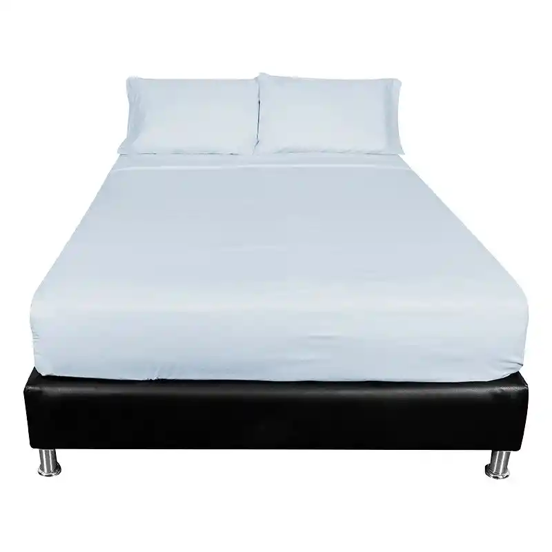 Incluye: Funda de 75 x 50 cm 2 Und + Sábana Ajustable de 160 x 190 x 25 cm 1 Und + Sábana Plana de 210 x 240 cm 1 Und. Juego de Sábanas Elaborado 100% en Poliéster. Color Azul. Para Cama Extradoble. Suave al Tacto. Elaborado en Pakistán. Sku 901809