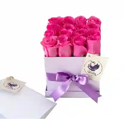 Caja cuadrada lila con rosas fucsia