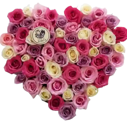 Caja de corazón negra con rosas rosadas, blancas y lila