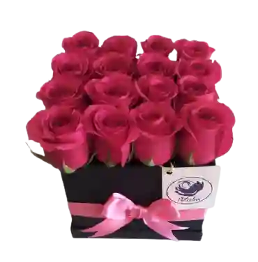 Caja cuadrada negra 16 rosas fucsia
