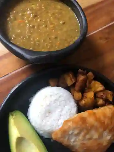 Cazuela de Lentejas con Pechuga a la Parrilla