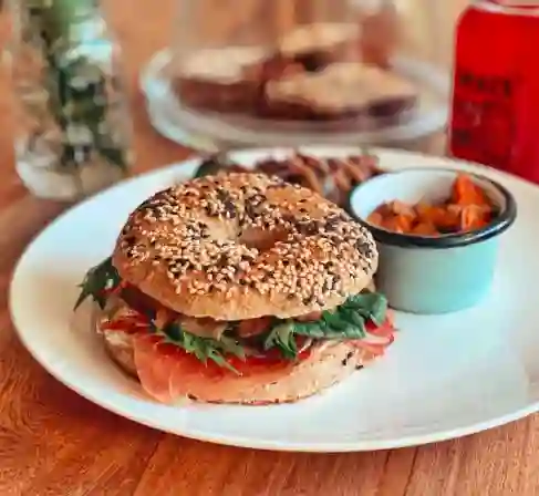 Bagel Integral de Serrano y Pesto	