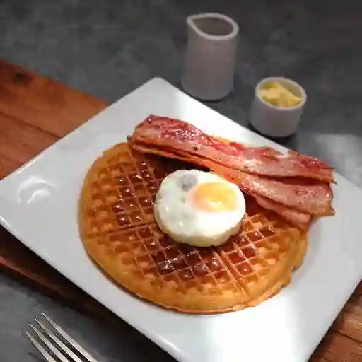 Waffle Mantequilla Syrup, Huevo frito y Tocineta