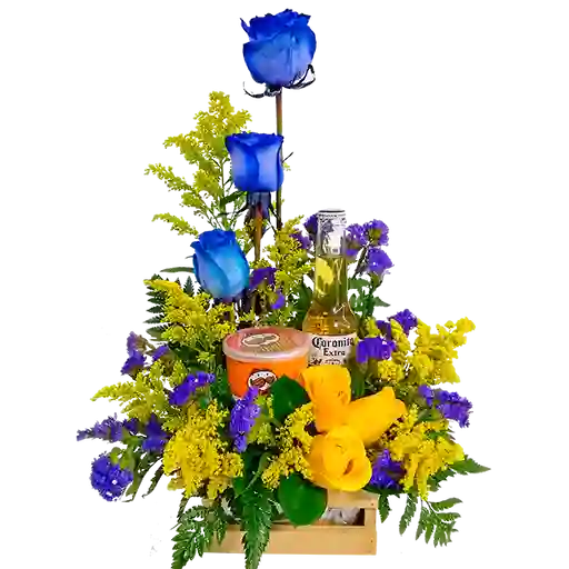 Arreglo Floral en Rosas Azules Cerveza y Papas
